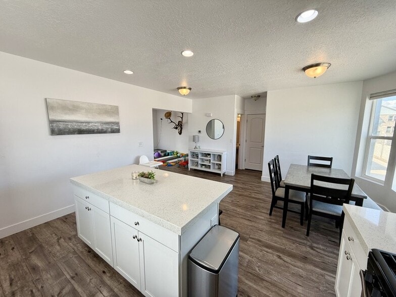 Building Photo - 1780 W Torlundy Dr