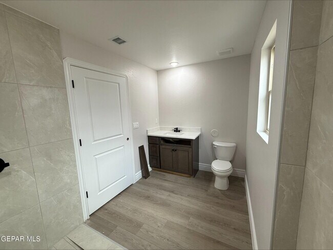 Building Photo - 2633 Dunoon Dr