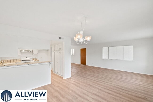 Building Photo - Gorgeous, updated 3 bed, 2 bath home in th...