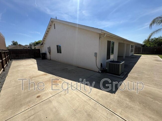 Building Photo - 3316 W Wren Ave