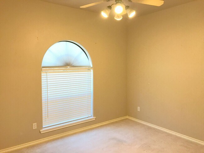 Building Photo - 15313 Guadalupe River Dr
