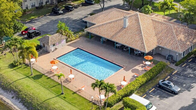 Building Photo - 9810 Pineapple Tree Dr