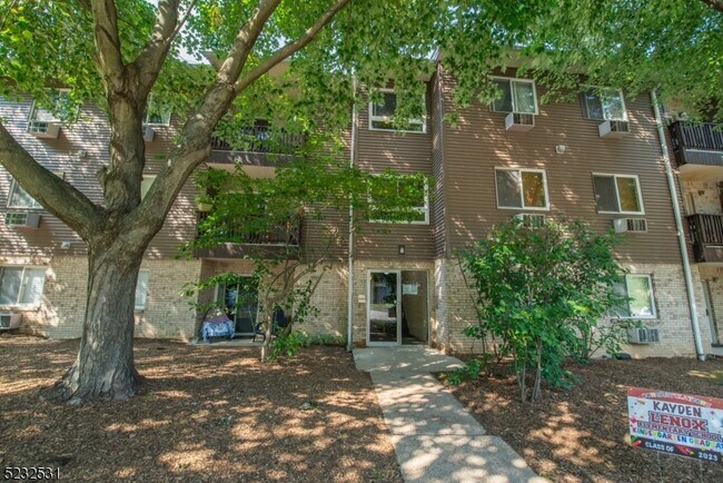 Building Photo - 305 Federal Hill Rd