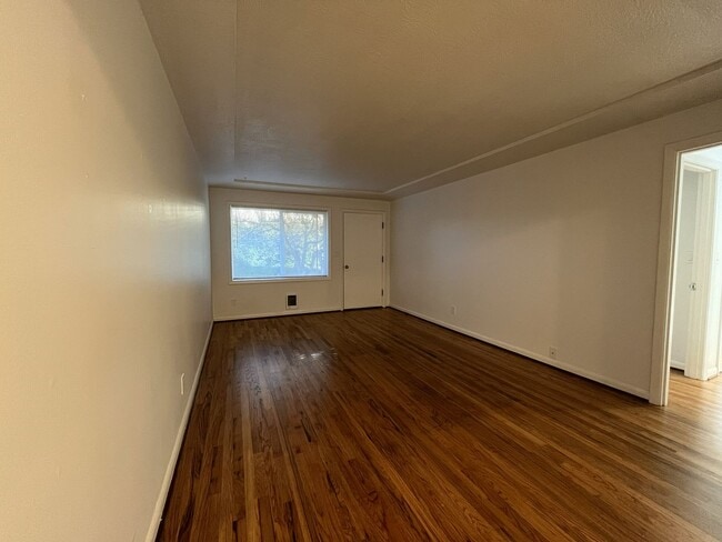 Building Photo - Cozy 1-Bedroom Apartment with Natural Light & Outdoor Living-Single level, feels more like a home...