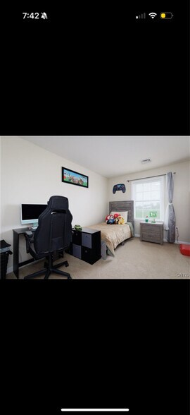 Building Photo - 10029 Ash St