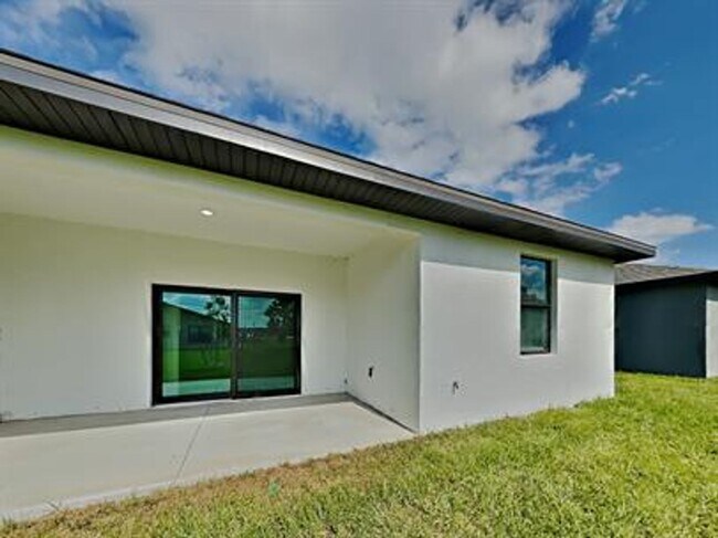 Building Photo - 3106 SE Santa Barbara Pl