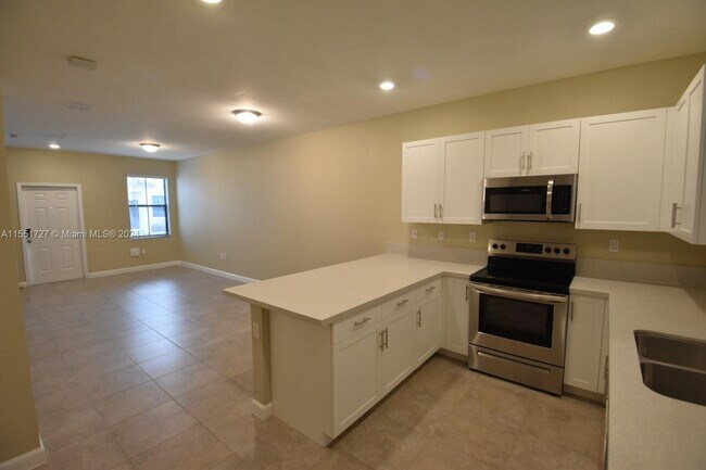 Building Photo - 1643 SW 28th St