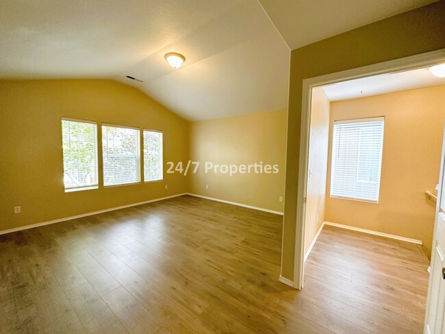 Building Photo - 2 Large BD Suites I 2.5BA & Garage! HILLSB...