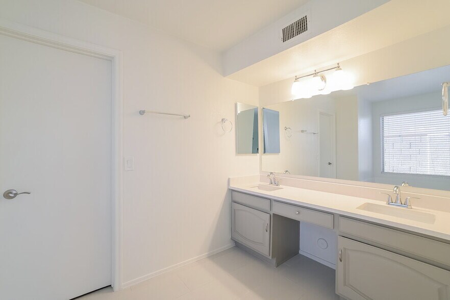 Building Photo - 14994 W Bottle Tree Ave