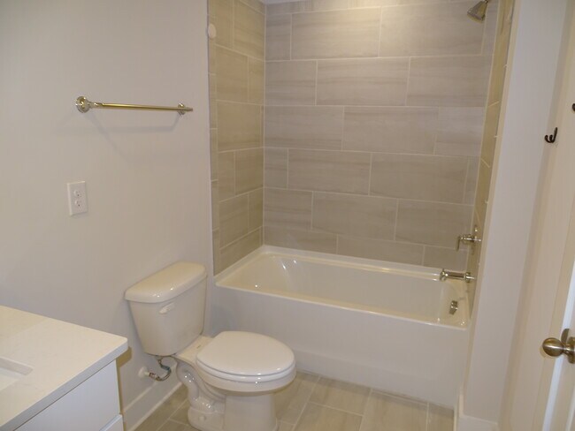 Building Photo - 146 Bromes Wy