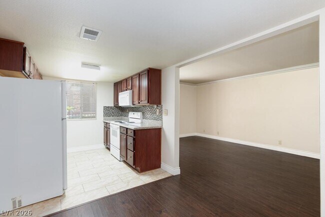 Building Photo - 5081 River Glen Dr