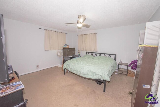 Building Photo - 205 Lake Placid Dr