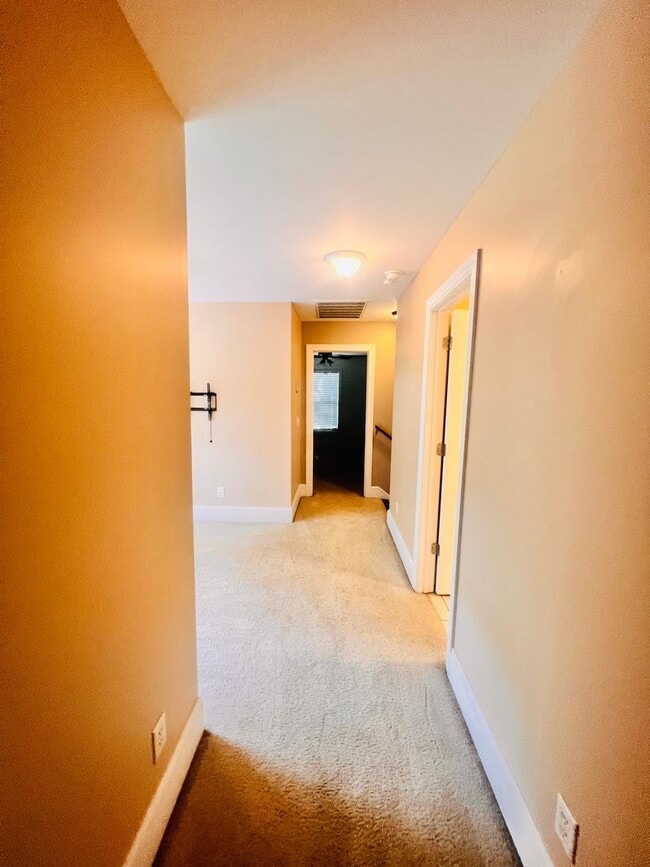 Building Photo - Tucked Away 3 Bedroom Gem on Private Road ...