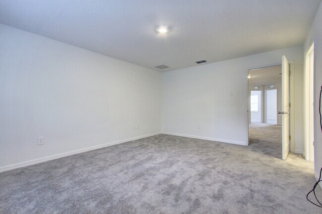 Building Photo - "Charming 3-Bedroom Home with 2.5 Baths in...