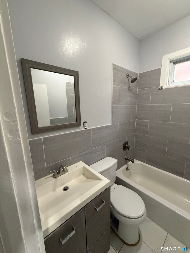 Building Photo - 378 Bond St