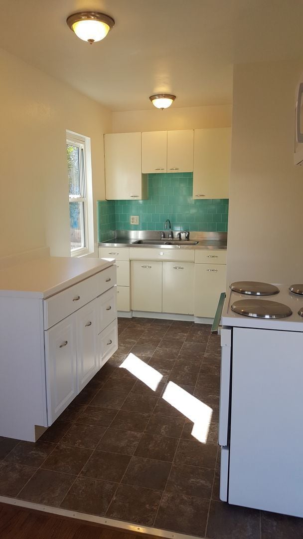 Building Photo - 1/2 Off 1St Month!! Vintage 1BR/BA Cottage with Garage and HUGE yard For Rent