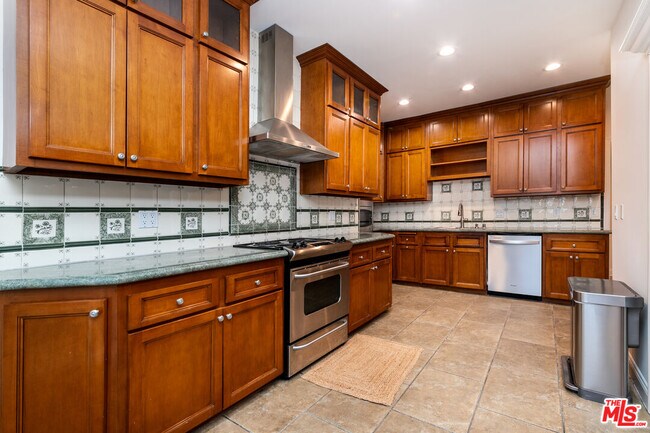 Building Photo - 125 S Elm Dr