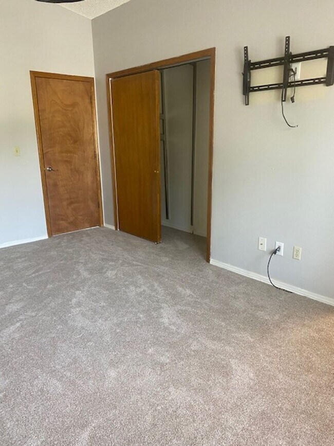Building Photo - 3 Bedroom Tri-level in Woodland Hills