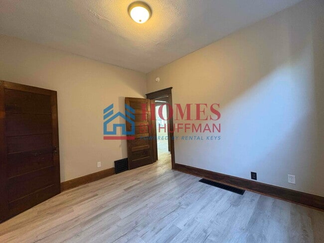 Building Photo - Five Bedroom House | 2 Full Bath | Move In...
