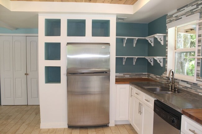 Building Photo - Beautiful 3 bedroom Lakefront Home