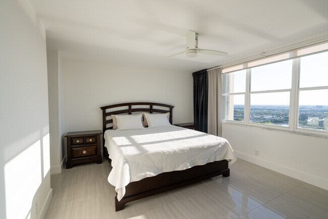 Building Photo - 2101 S Ocean Dr