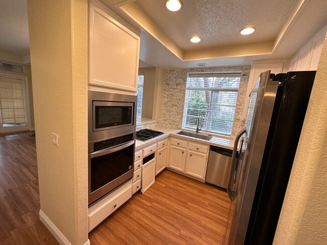 Building Photo - Beautiful 2 Bedroom/2 Bath Condo Close to ...