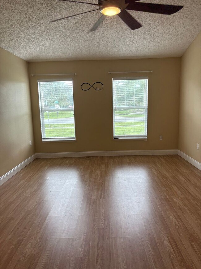 Building Photo - Wonderful 4 bedroom plus bonus room BEAUTY...