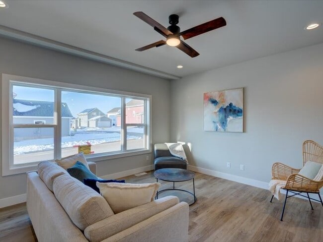 Building Photo - 4880 Romaine Rd