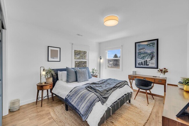 Building Photo - SILVER CREEK HORSE PROPERTY