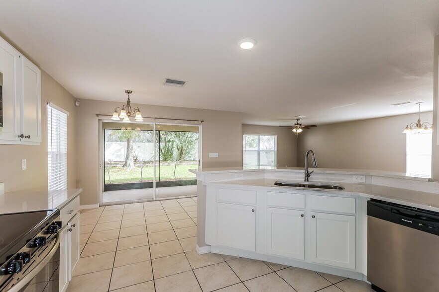 Building Photo - 10721 Shady Preserve Dr