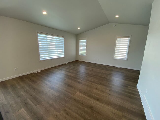 Building Photo - 3 bed, 2.5 bath South Fargo Home For Rent!