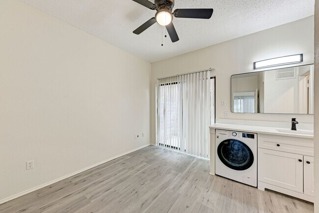 Building Photo - West campus 1 bed condo just 2 blocks from UT