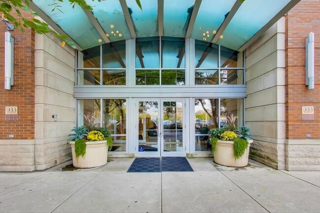 Building Photo - 933 W Van Buren St