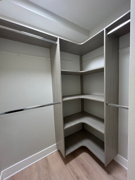 Building Photo - 1214 N La Salle Dr