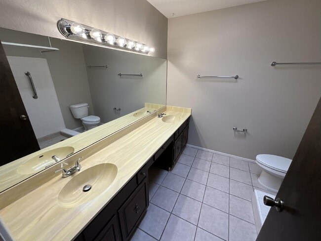 Building Photo - 3229 S Fairfield Dr