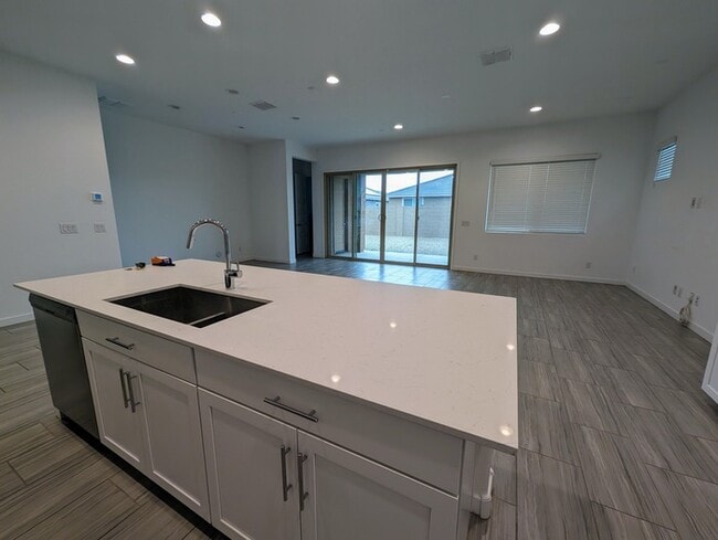 Building Photo - 16431 W Charlotte Dr