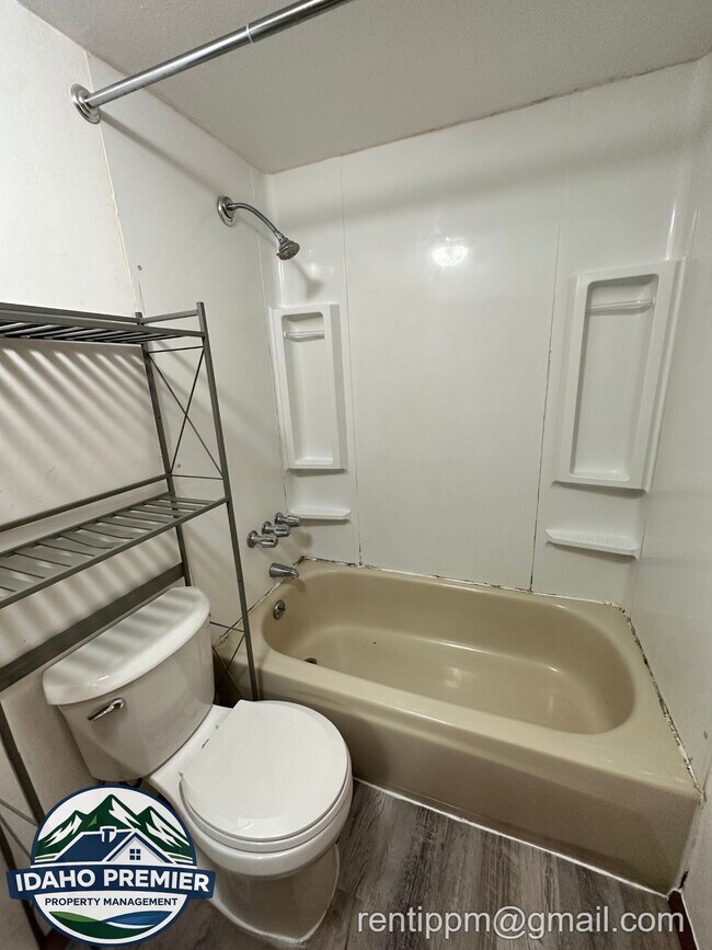 Building Photo - 709 N Stanley St