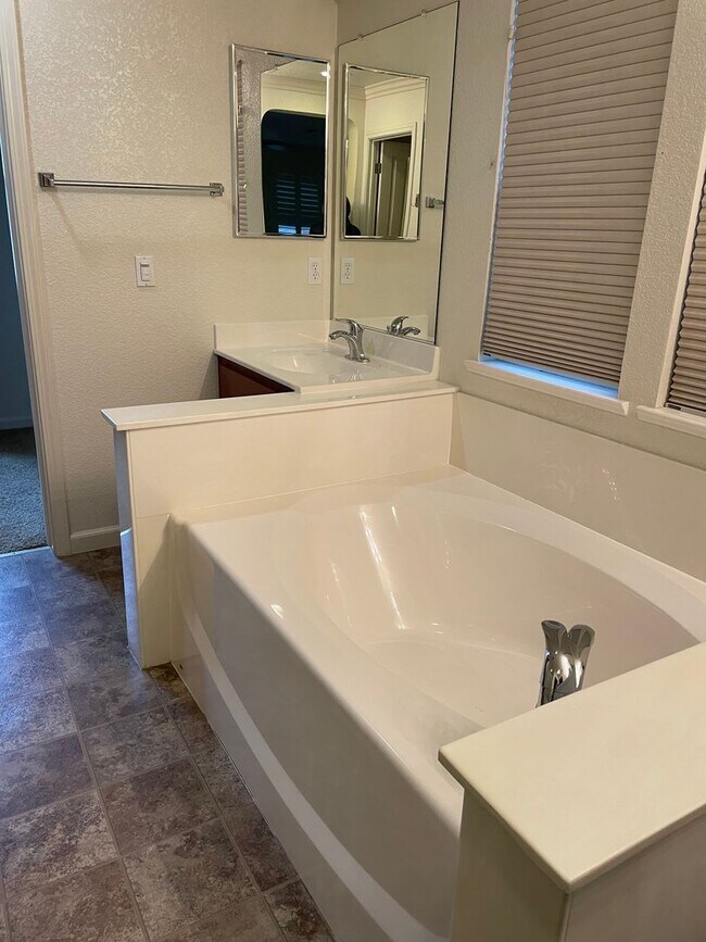 Building Photo - Beautiful 3 Bedroom Home in South Manteca – Prime Location!