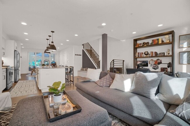 Building Photo - Stunning 3 Bed, 3 Bathroom Rental in the S...