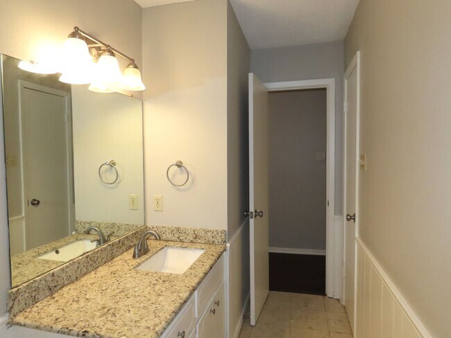 Building Photo - South Tyler! Beautiful 3 Bedroom, 2 Bathroom Duplex