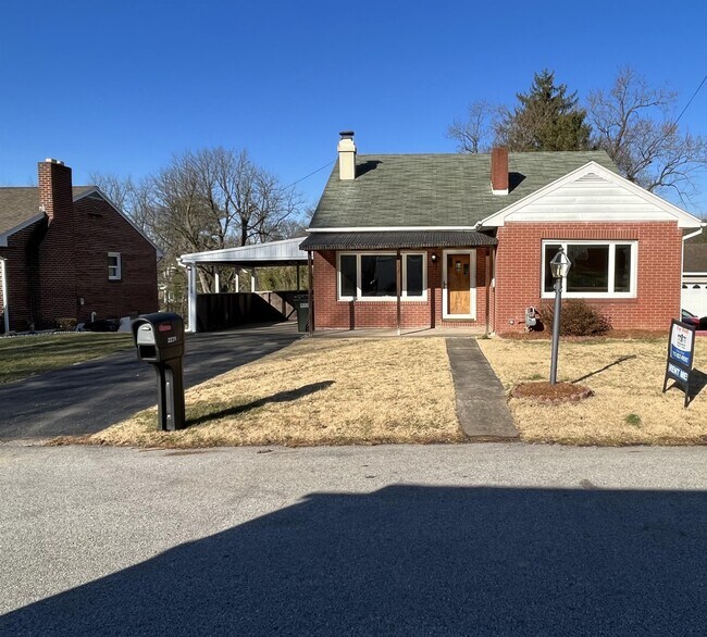 Building Photo - 2235 Middle St