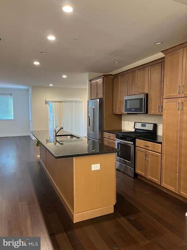 Building Photo - 805 Lakeview Ct