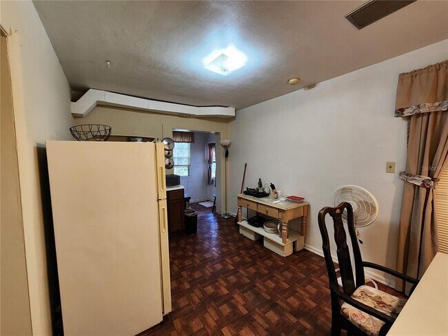 Building Photo - 1030 NE 9th St