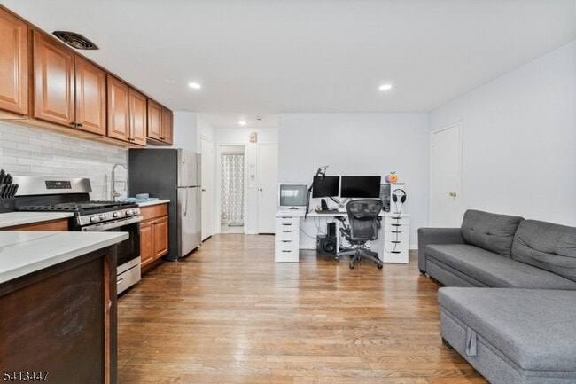 Building Photo - 104 N Beverwyck Rd