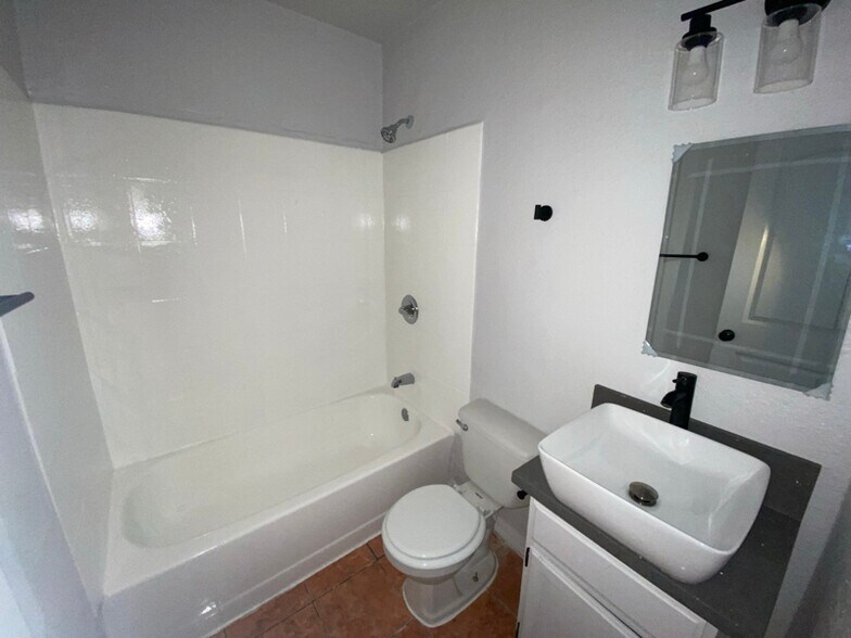 Building Photo - 1226 W 98th St