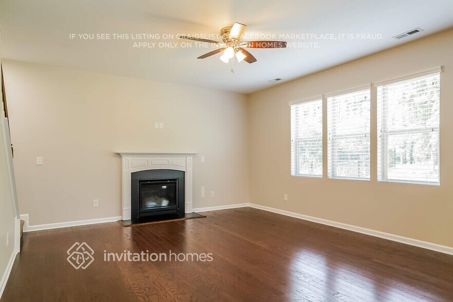 Building Photo - 2112 Longmont Dr