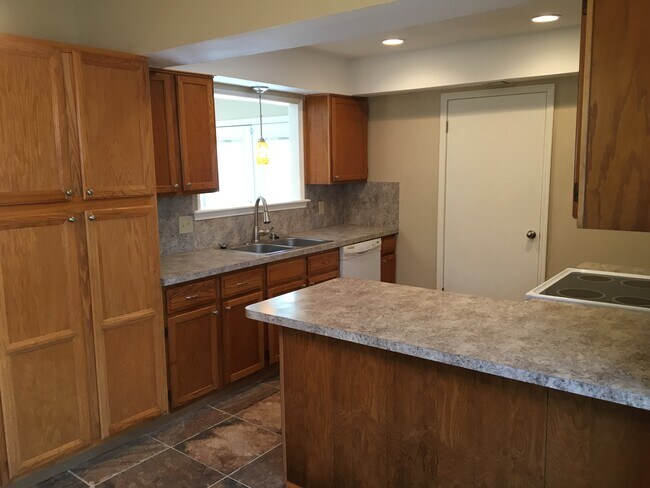 Building Photo - 3 Bed/2 Bath Home with Additional Space -- Available After August 10, 2026