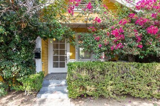 Building Photo - Silver Lake Duplex with huge yard