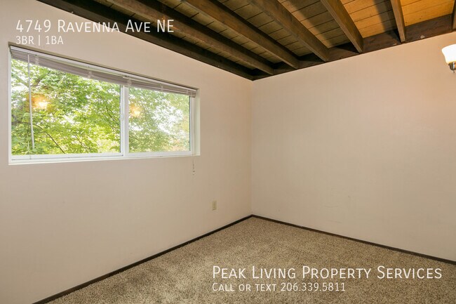 Building Photo - UW 3bed/1bth! FREE PARKING & LAUNDRY!