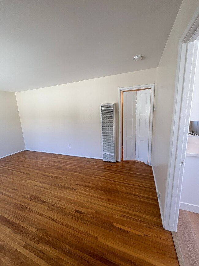 Building Photo - 1+1 Cozy Cottage above Ventura College wit...